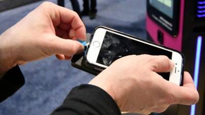 Видео: Как зарядить телефон без розетки и внешнего аккумулятора