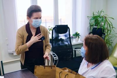 Наталья Комарова вручила медикам Ханты-Мансийска сладкие подарки