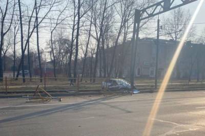 В Хабаровске водитель после ДТП вылетел на трамвайные пути