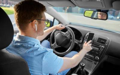 Почему водители предпочитают смартфон штатной навигации? Ответ эксперта