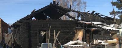 В Новосибирской области в селе Верх-Тула семья чудом спаслась из пожара, но огонь уничтожил дом