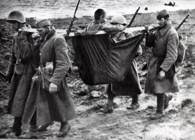 Почему красноармейцам в бою запрещено было помогать раненым - Русская семерка