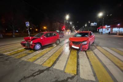 В Твери ищут свидетелей аварии, в которой столкнулись две красные машины
