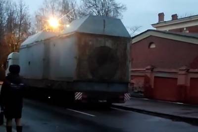 Снесшие оборудование в тоннеле дамбы грузовики нашлись в Кронштадте - spb.mk.ru - Санкт-Петербург - Кронштадт
