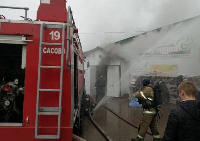 Рынок в Сасове тушат четыре пожарных расчета
