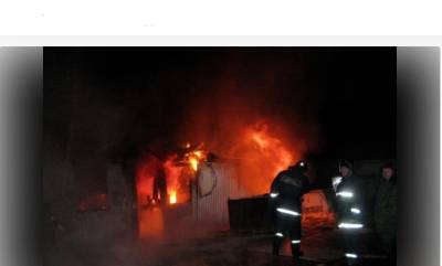 В двух районах Ленобласти ночью пятницы пожарные заливали водой горящий здания