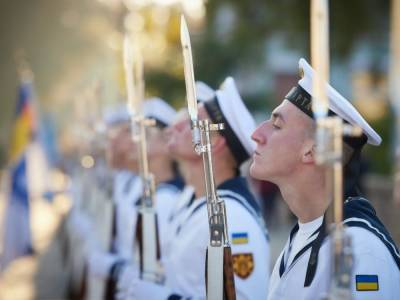 Традиция дарить в День защитников и защитниц подарки сохранилась из-за нехватки креатива – Дробович