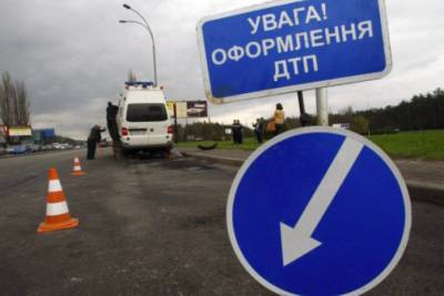 Иномарка сбила двух молодых людей в Одессе, есть погибший