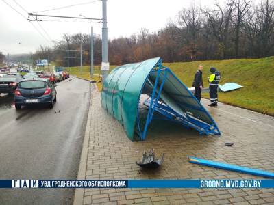 В Гродно «Опель» влетел в остановку — пешеход в тяжелом состоянии госпитализирован