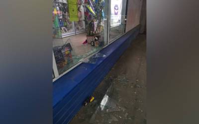 В Рязани злоумышленник разбил витрину магазина и попытался вынести бытовую технику