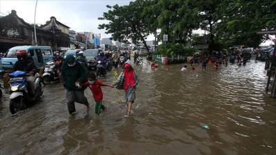 В Индонезии из-за наводнения погибли не менее пяти человек