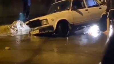 Отечественный легковой автомобиль провалился в яму на дороге в Ростове-на-Дону 4 ноября