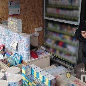 В Запорожской области изъяли более сотни пачек контрафактных сигарет. Фото