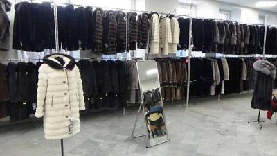 В одном из меховых салонов Новосибирска обнаружили 364 нелегальные шубы