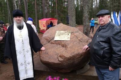 Памятный камень установили у начала Дороги жизни в Ленобласти