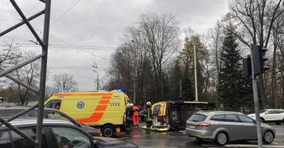 ФОТО: В Риге в результате аварии перевернулась машина скорой помощи
