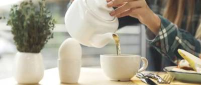 Медики рассказали о вреде употребления утреннего чая на пустой желудок