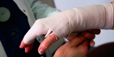 В Ленобласти патрульные ДПС спасли мужчину, случайно разрезавшего руку «болгаркой»