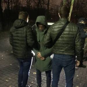 В центре Запорожья задержали 18-летнего парня, который оставлял «закладки». Фото