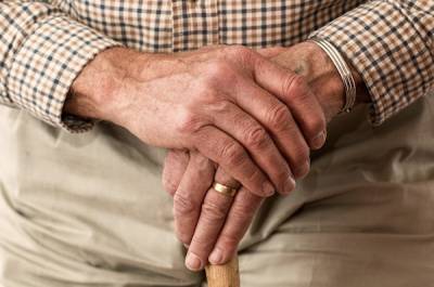 Смольный рекомендует пенсионерам не выходить из дома