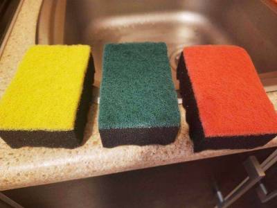 Почему губки для мытья посуды разных цветов и как их правильно использовать