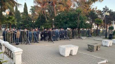 В Абхазии участники митинга потребовали отставки президента