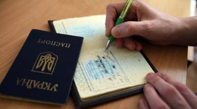 Украинцам отменили прописку в бумажных паспортах