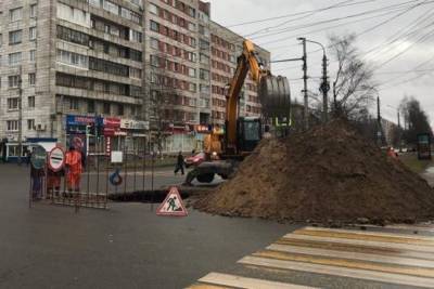 На одном перекрёстков в центре Архангельска вырыли яму и навалили кучу