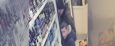 В Новосибирске разыскивают двух мужчин, совершивших грабеж в подъезде