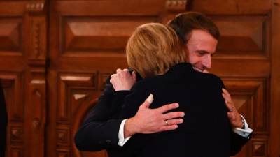 Объятие и слезы: Меркель начала тур прощания