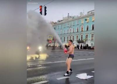 Полуголый мужчина устроил пенное шоу с огнетушителем в центре Петербурга