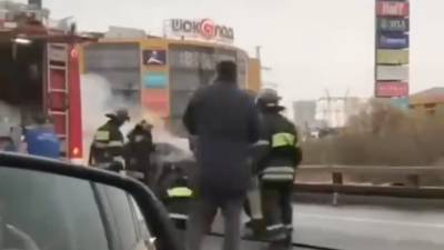 Появилось видео с тушением горящего автомобиля на МКАД около Реутова
