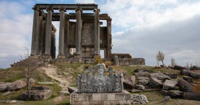 Боги Древней Греции. В Турции обнаружили статуи Афродиты и Диониса (фото)