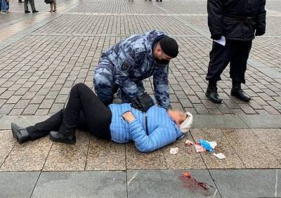 Электросамокатчик сбил 77-летнюю женщину на Манежной площади в Москве