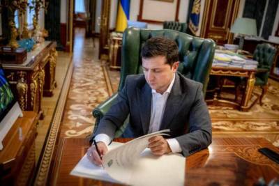 Зеленский подписал скандальный закон о «деолигархизации»