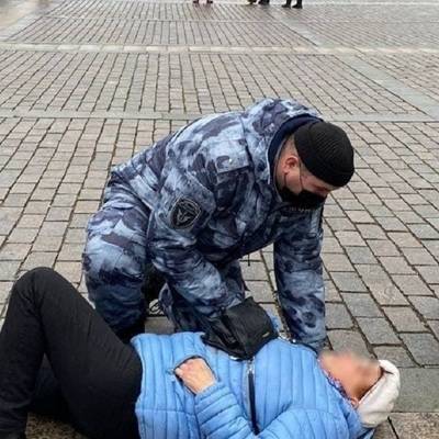 Неизвестный на электросамокате сбил женщину на Манежной площади в Москве и скрылся