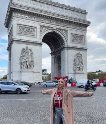 Ольга Бузова улетела отдыхать в Париж, пока мама борется с COVID-19