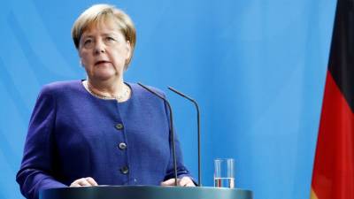 Меркель призвала сохранить диалог Германии с Россией