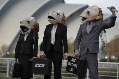 Экоактивисты в костюмах с головами рыб устроили перфоманс в Глазго