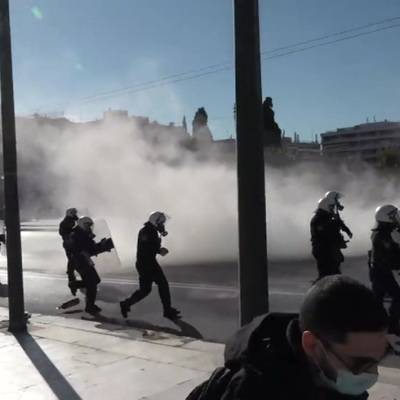 Полиция Греции применила слезоточивый газ и водомёты против пожарных на митинге в Афинах