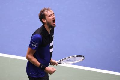 Медведев пробился в полуфинал турнира в Париже