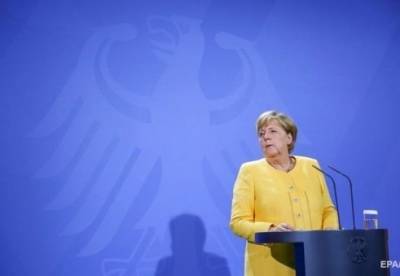 Меркель выступила за диалог с Россией