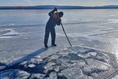 Рыбак на машине провалился под лёд в Забайкалье