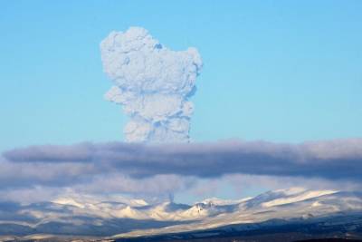На Курилах вулкан выбросил пепел на высоту 2,5 км