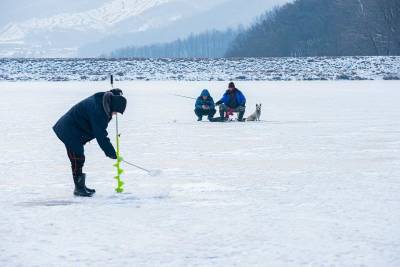 Под Новосибирском пожилой рыбак провалился под лёд озера