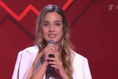 В шоу «Голос» прошла 19-летняя певица из Новосибирска Елизавета Шарипова
