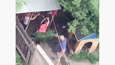 Порка связанных россиянок крапивой во дворе частного дома попала на видео