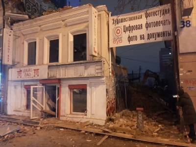 В самом центре Екатеринбурга ночью снесли старинный флигель