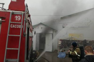 При пожаре на рынке в Сасове пострадали около 40 арендаторов