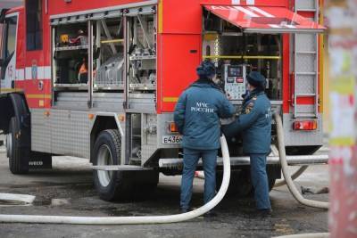 На западе Волгограда сгорела 30-летняя легковушка